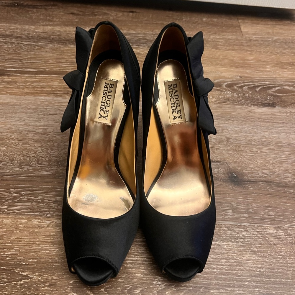 Badgley Mischka Women's Oliver Black Satin Heel Pumps - Picture 2 of 7